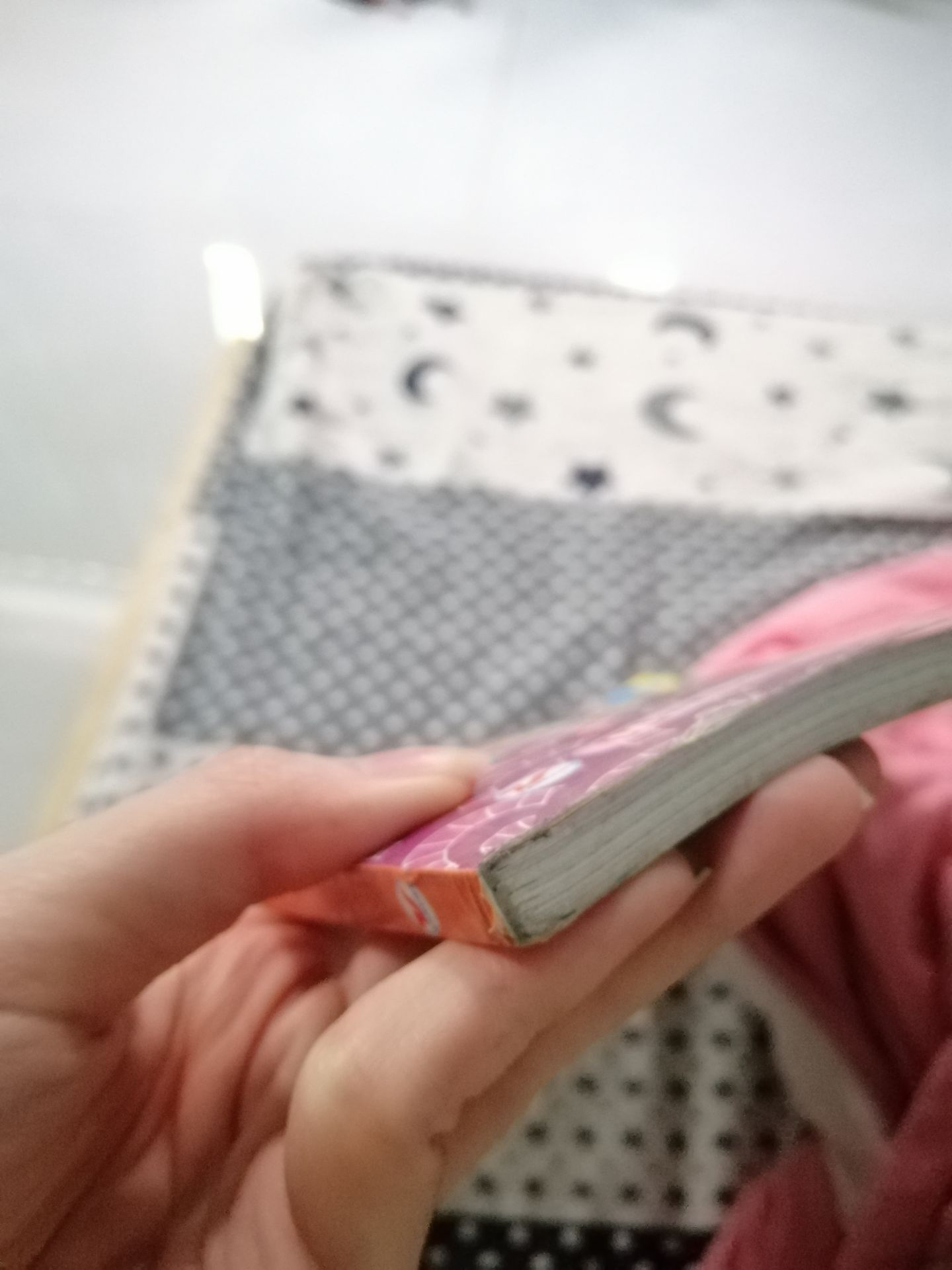 Sách giao cũ mèm, cong các góc, giấy ố vàng, rất Kì cục.