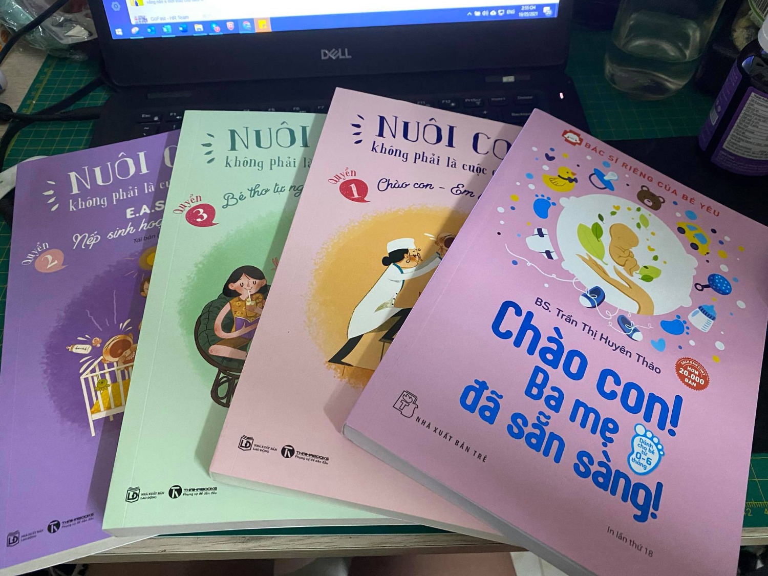 Lúc đầu chỉ định mua 1 quyển mà đọc review thấy bộ sách khá hay và bổ ích cho các mama và baba nên mình quyết định tậu về để chuyển bị tinh thần đón chào thiên thần.