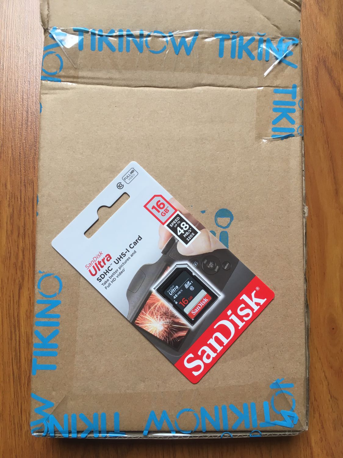 - Sp như minh hoạ, giao hàng nhanh. Chất lượng chưa dùng nên chưa đánh giá.
- Có tem bảo hành (nhưng như trên thì ko biết mấy năm?), theo trên web thì bảo 5 năm
- Có 1 góp ý nhỏ là Tiki nên có loại hộp bé để đựng sp kích thước nhỏ. Thẻ nhớ bé tý mà dùng hộp to như đựng sách thì hơi lãng phí ??? Hôm trước mua cái loa chống nắng máy ảnh cũng gặp tình huống tương tự