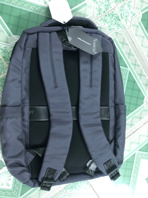 Giao hàng nhanh chóng. Nhận hàng giống như mô tả trên  app. Balo đựng trong 01 túi zip trong suốt. Bên trong có gói hút ẩm kèm theo. Sản phẩm gia công ổn, đựng laptop đi làm rất thoải mái…