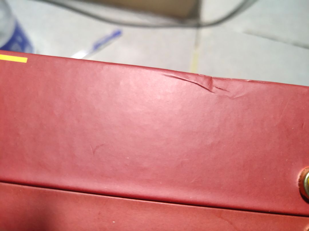 sản phẩm có bọc màng nilon bên ngoài nên hạn chế được bụi bẩn. boxes này có cái khoá độc lạ hơn phiên bản cũ. 
Bên tiki lúc đóng gói cũng cố gắng cắt thùng cho vừa với boxes nên khi vận chuyển có thể hạn chế hư hỏng.
tuy nhiên theo mình đánh giá do thiết kế của boxes này khi mà kích thước của sách và boxes có 1 khoảng hở (có thể do nhà xuất bản phụ nữ cố ý để như vậy để khi lấy sách ra boxes dễ lấy hơn) nên khi vận chuyển vẫn làm cho hộp bị hở nhẹ 1 bên, mình đang đi làm định mang về quê khi rảnh, lúc đó chắc như nâng trứng quá vì sợ bung hộp. hơi buồn xíu