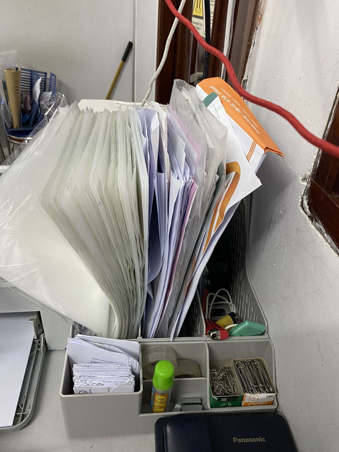 Kệ 3 ngăn, cũng khá nhỏ gọn nên để trên bàn ko chiếm diện tích nhiều. Mình mua để trong văn phòng làm việc, rất tiện lợi.