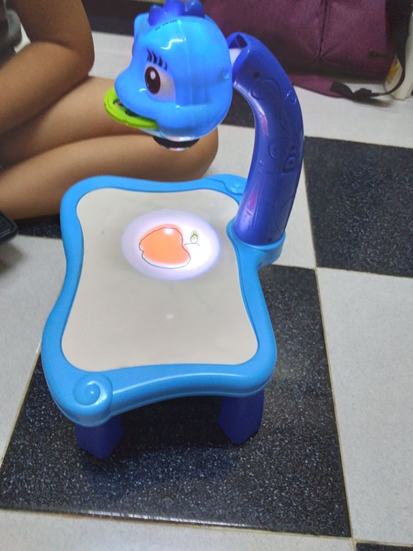 Bé nhà mình rất thích sản phẩm này. Dễ thương. Bộ đèn chiếu, màu tô, cục tẩy, thẻ hình. Nên mua cho bé chơi.