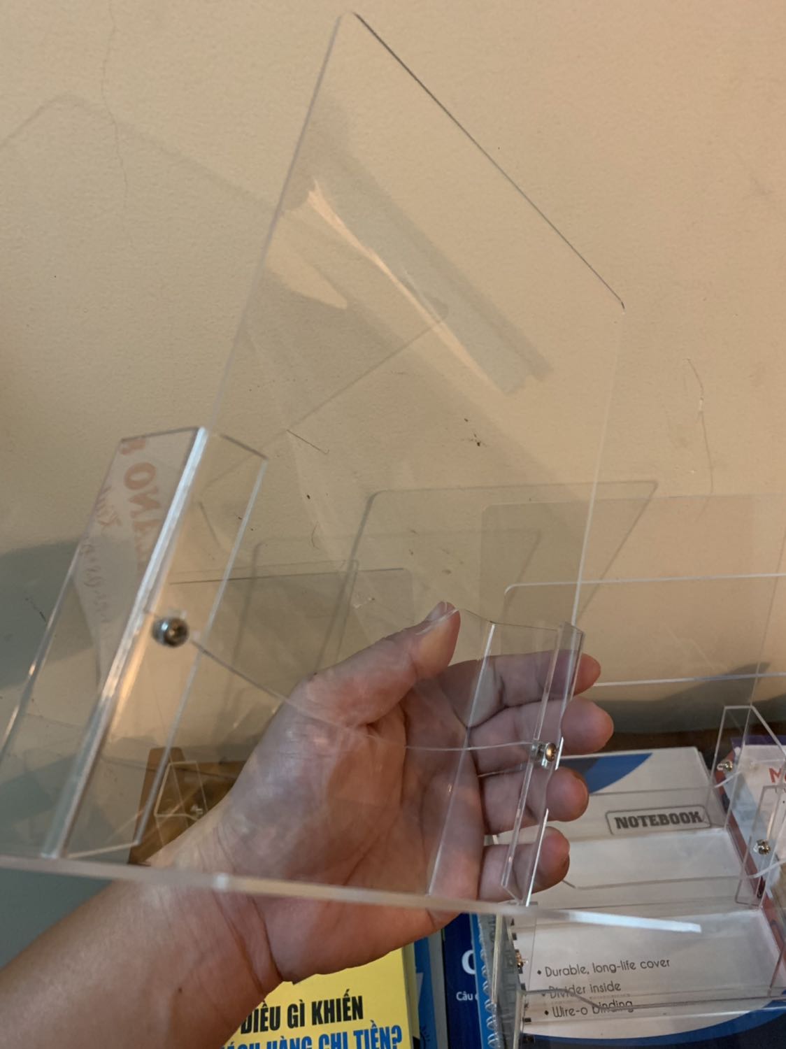 Mình mua 5 cái thì bị bể 1 cái đầu tiên. Nhưng mình thấy cái bị bể không phải là lỗi Tiki, do 4 cái kia thì đã được lắp và bắt ốc hoàn chỉnh sẵn rồi. Chỉ riêng cái bị bể là có 4 con ốc nằm sẵn trong bọc thôi, chưa được lắp vào gì cả. Mình thấy ở đây là lỗi nhà sản xuất, họ thấy bể nên không lắp hàng vào được mà bỏ vào hộp luôn.