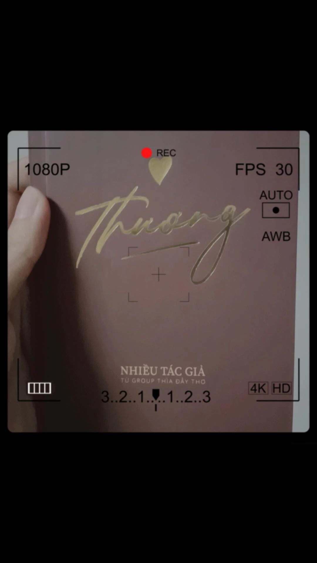 mua vì ấn tượng ai ngờ lúc sách về mới biết mình có theo dõi gr " Thìa đầy thơ " ta nói nó vui j đâu áaa, sách là tổng hợp các bài thơ do những con người bình thường nhưng có tâm hồn thơ ca sáng tác nên hay lắm ạaa