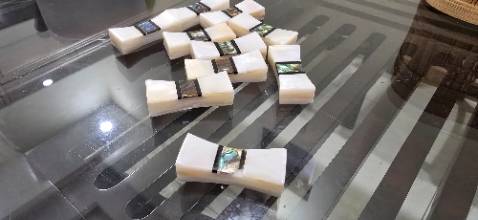 Hàng đẹp, tuy nhiên 1 cái bị sứt như hình, nhờ shop xử lý nhé