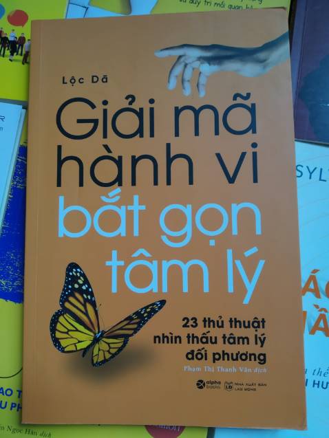 Tác giả đưa ra phán đoán về người đối diện thông qua phân tích các biểu hiện, hành vi. Một số mình thấy khá ổn, tuy nhiên một số chỉ nên tham khảo, vd: coi chữ viết đoán tính cách!?
Lưu ý là tác giả phân tích trên từng hành vi riêng biệt, vì vậy việc phán đoán có thể sẽ không chính xác trên thực tế nếu chỉ dùng một chi tiết này, chúng ta nên kết hợp nhiều yếu tố khác nhau để đưa ra nhận định về người khác.
Thực tế chắc không đơn giản như sách nhưng mình nghĩ các nội dung được nêu ra cũng gợi ý cho mình biết nên để ý thêm điều gì trong mối quan hệ với người khác chứ không chỉ là lời nói thông thường.
Các ví dụ đôi khi cũng hơi chưng hửng, giống kiểu sách "hạt giống tâm hồn" nhưng nếu không quá khó tính thì mình nghĩ ko thành vấn đề.
Ngoài lề, cuốn này ghi tác giả là Lộc Dã, nhưng nội dung kha khá giống cuốn "Nhìn mặt là bắt hình dong" (cùng dịch giả, tác giả Văn Hàn). Mình mua cả 2 cuốn và xem sơ qua thì thấy cùng bố cục, có những đoạn giống nhau y đúc!? Không biết cùng tác giả hay không? Nếu vậy sao không để cùng tên? Nói chung là hơi khó hiểu. Các bạn quan tâm thì nên mua trước 1 cuốn, thích thì mua cuốn còn lại cũng ko muộn.