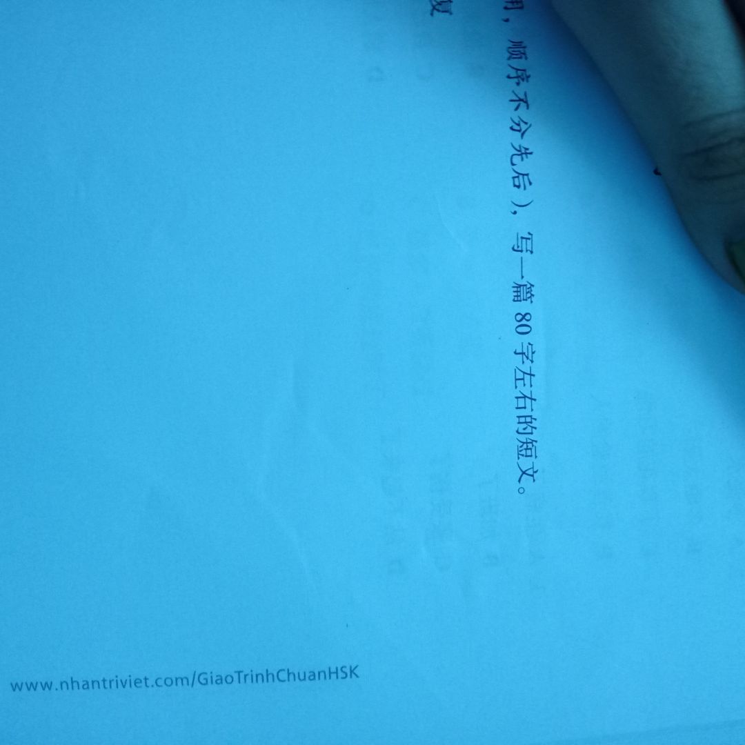 Gáy sách bị lỗi, giấy bị nhăn, keo bị bong tróc