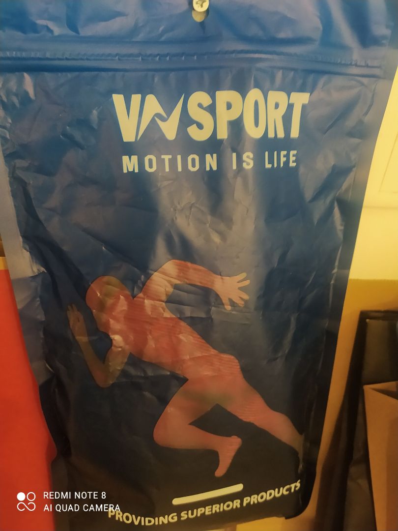 Chất liệu co giãn và mỏng đeo vào không bị vướng.