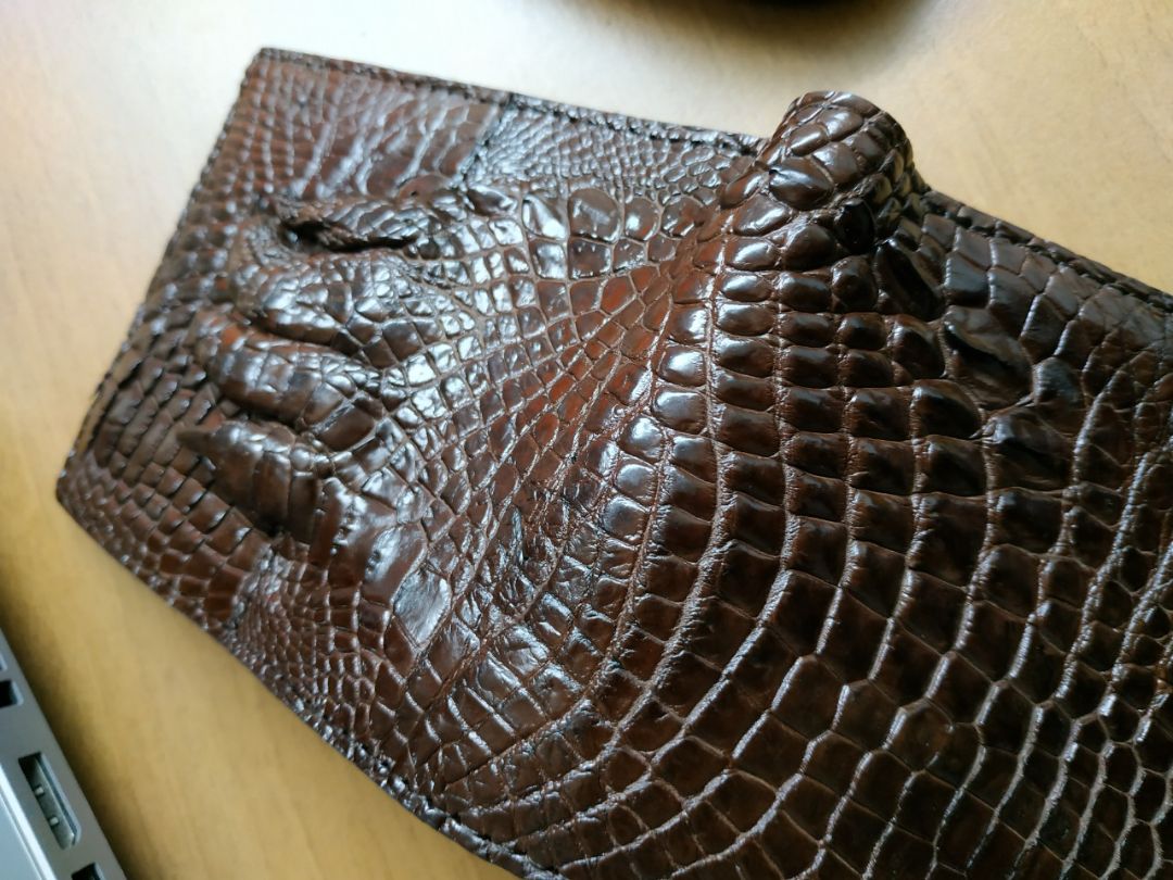 Hàng chuẩn như hình. Da rất mềm và mịn. Đã từng dùng ví cá sấu nhưng ko mềm bằng của shop. 
Có hộp và thẻ bảo hành đầy đủ. Giá tốt mà uy tín. Rất hài lòng!
Nên mua