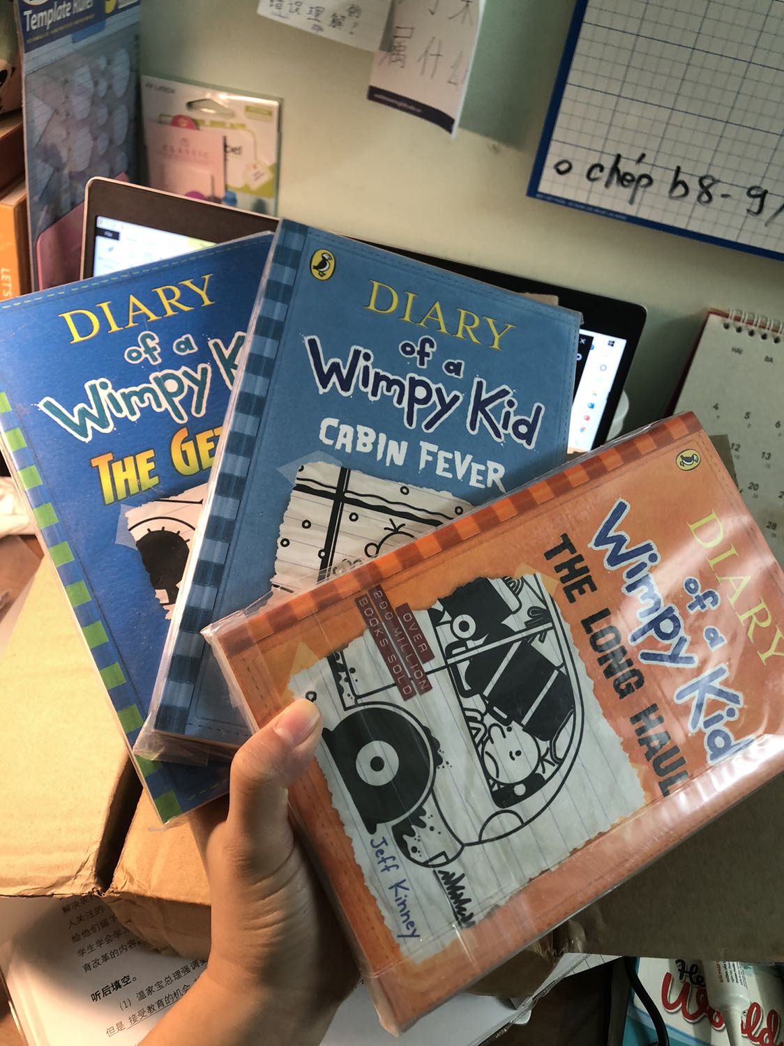 Giao hàng rất nhanh, sách chính hàng còn mới. Lần này hơi bất ngờ vì TIKI có đóng nylon cho từng quyển nhưng ko có thêm lớp chống sốc hay bong bóng gì hết. Vẫn 4 sao do làm ko tới nha.