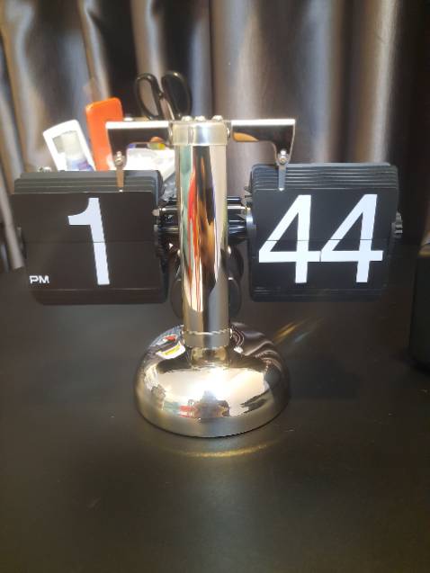 Xịn đồng hồ lật số rất đẹp, mình mua cả bản cao cấp và tiêu chuẩn 
Để lên bàn nhìn xinh hẳn lun.
Shop gói hàng kĩ lắm nha tks shop