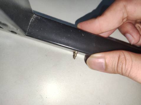 Óc ngắn, không giữ được mấy thanh gỗ, lỗ khoan chưa đúng vị trí. Không có lỗ khoan trên miếng gỗ lớn, phải tự khoan trong khi nhà không có sẵn đồ nghề. Phải tự mua ốc khác gắn vào. Khung khá yếu nhưng vẫn dùng được sau khi lắp xong. Liên hệ không thấy shop trả lời.