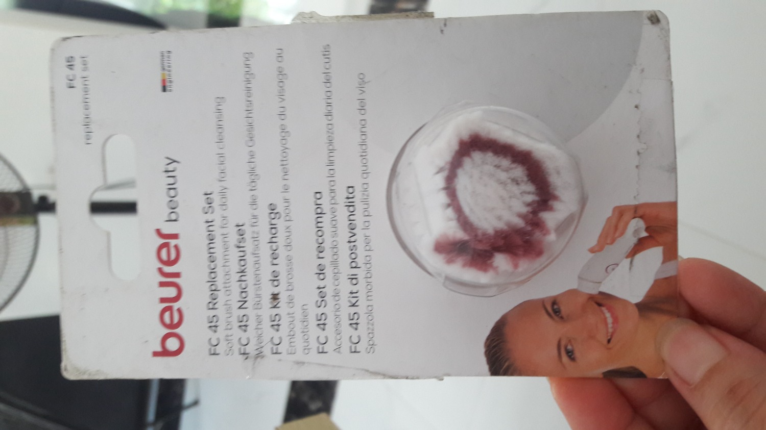 Giao hàng nhanh nhưng không mê nổi đóng gói và cảm quan bên ngoài của sản phẩm, bị méo xẹo mà bao bì nhãn mác cứ như để trong đống bụi xong lôi ra, hàng thì chắc là chuẩn.