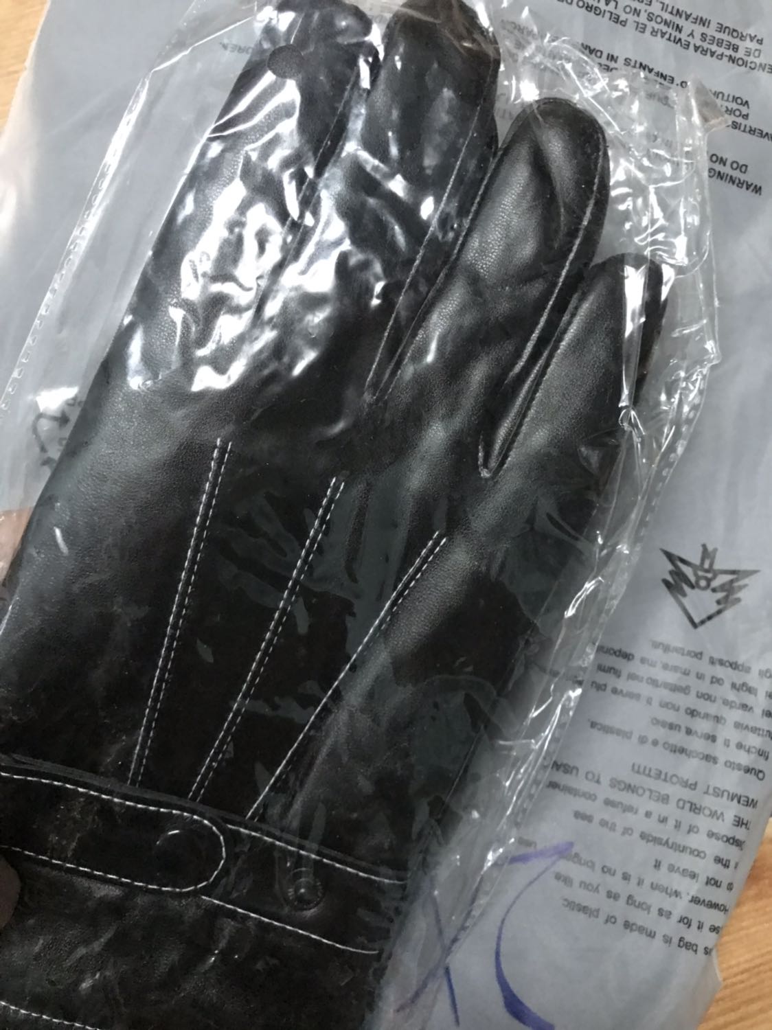 Sản phẩm đẹp quá, chất lượng rất tốt, mềm mại đùng rất ấm áp, sản phẩm cảm ứng khá ok, nỉ nên đeo vào tay vừa, dễ cử động, bó sát vào tay nên rất rể dùng như tay thường, mẫu mã đẹp, khá hợp thời trang, rất tuyệt vời, chất lượng tốt giao hang nhanh, nhân viên nhiệt tình, nhanh nhẹn và nhẹ nhàng, hài long tuyệt đối ????????????????????????????????????????????????????????????????????????????