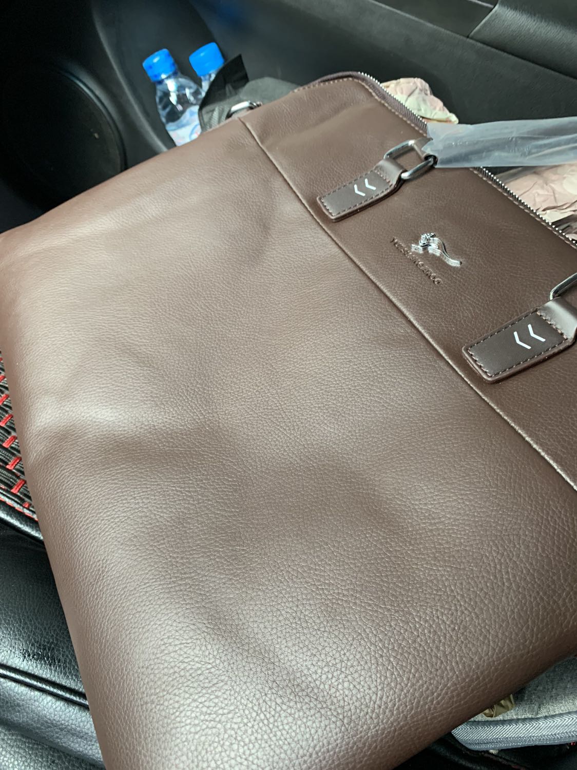 Cặp mềm, ko giống hình. Các bạn mua chú ý. Tiki giao hàng nhanh.