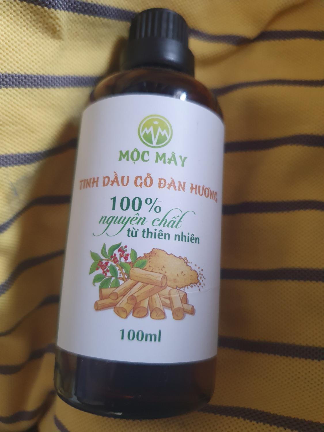 Lần đầu được nhìn thấy qui trình sản xuất tinh dầu luôn á, mua về thử, nào ngờ bị chinh phục bởi mùi và chất lượng phục vụ cua shop.