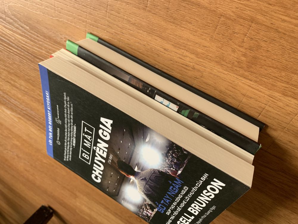 Ba quyển sách là 3 kích thước và đóng tập khác nhau các bạn nhé. Thiết nghĩ nếu như chúng được giống nhau từ kích thước đến đóng tập thì sữ tuyệt vời hơn, đây chỉ là nhận xét về hình thức thôi nhé.