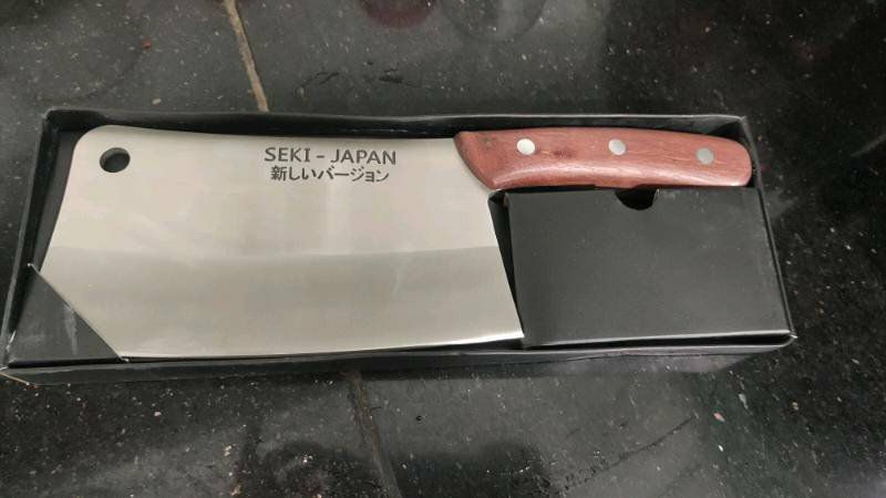 Mình đã mua dao thái 🔪🔪  của shop, dao rất sắc . 
Nên đã mua thêm giao chặt, dao rất nặng, chắc chắn, mọi người nên mua nhé