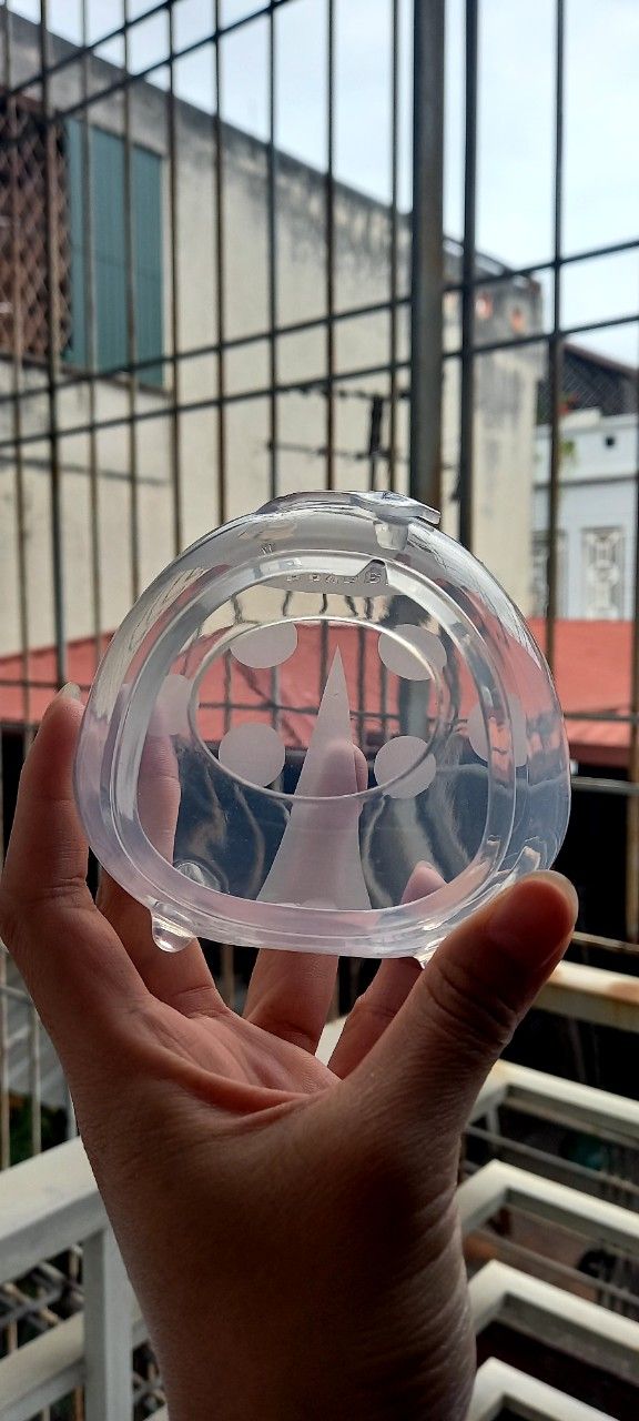 Mình xem bên riview cốc hứng sữa nên có tìm hiểu sane phẩm của Haakaa. Lên tiki đặt vừa nhận hàng xong, hàng chuẩn chính hãng hộp đựng xịn xò. Có thử dùng cốc rồi mới áp vô mà đã hút được sữa ra , thích dã mannn 🥰🥰🥰