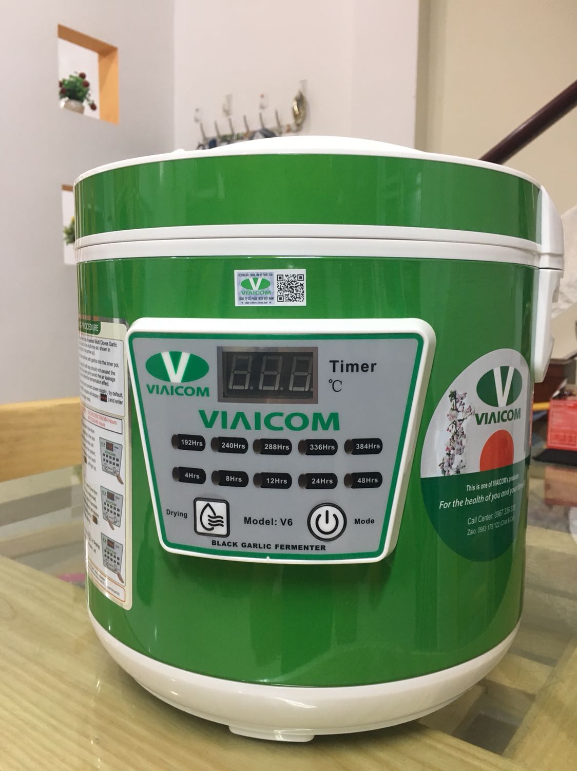 Được chị người quen giới thiệu mua máy VIAICOM V6 này. Thấy chị ấy khen nhiều nhưng mình chưa tin. Hnay nhận được hàng của tiki gửi thấy ưng thực sự luôn. 
?Về kiểu dáng : đẹp, đơn giản mà sang trọng
?Màu sắc: Xanh trang nhã, mát mắt
?Về bao bì đóng gói: thùng cotton chắc chắn, có xốp bảo vệ trên dưới rất chắc chắn và chuyên nghiệp.
❤️Còn có cả mã vạch xác minh sản phẩm nữa cơ. Hihi. Yên tâm luôn.
❤️Ưng cả bên ngoài lẫn bên trong luôn. 
?Khay xếp tỏi sang sịn cực kỳ. Nhìn khôn và sáng lắm mọi người ạ. Không như một số khay của các dòng máy khác xỉn và mỏng.
Khay của máy Viaicom này dày dặn và đẹp mê ly luôn. ?các khay còn được đánh số nữa chứ. K lo bị xếp nhầm khay. Máy này có tận 4 khay xếp tỏi cơ đấy. 
Nói chung là ưng cái bụng. Máy nhận được còn đẹp hơn cả trên web. ?
Mình sẽ làm thử tỏi và gửi feedback lên khi làm xong ạ. 
Sẽ ủng hộ VIAICOM dài dài nếu tỏi làm ra ngon.?