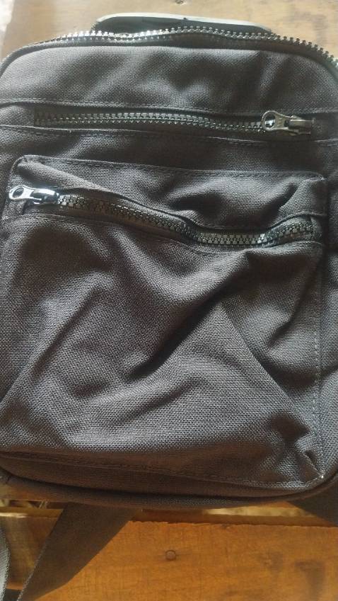 Túi quá đẹp, đường may chắc chắn, túi nhỏ mà tận 5 ngăn. Giá cả quá phẳi chăng luôn, giao hàng cực nhanh
