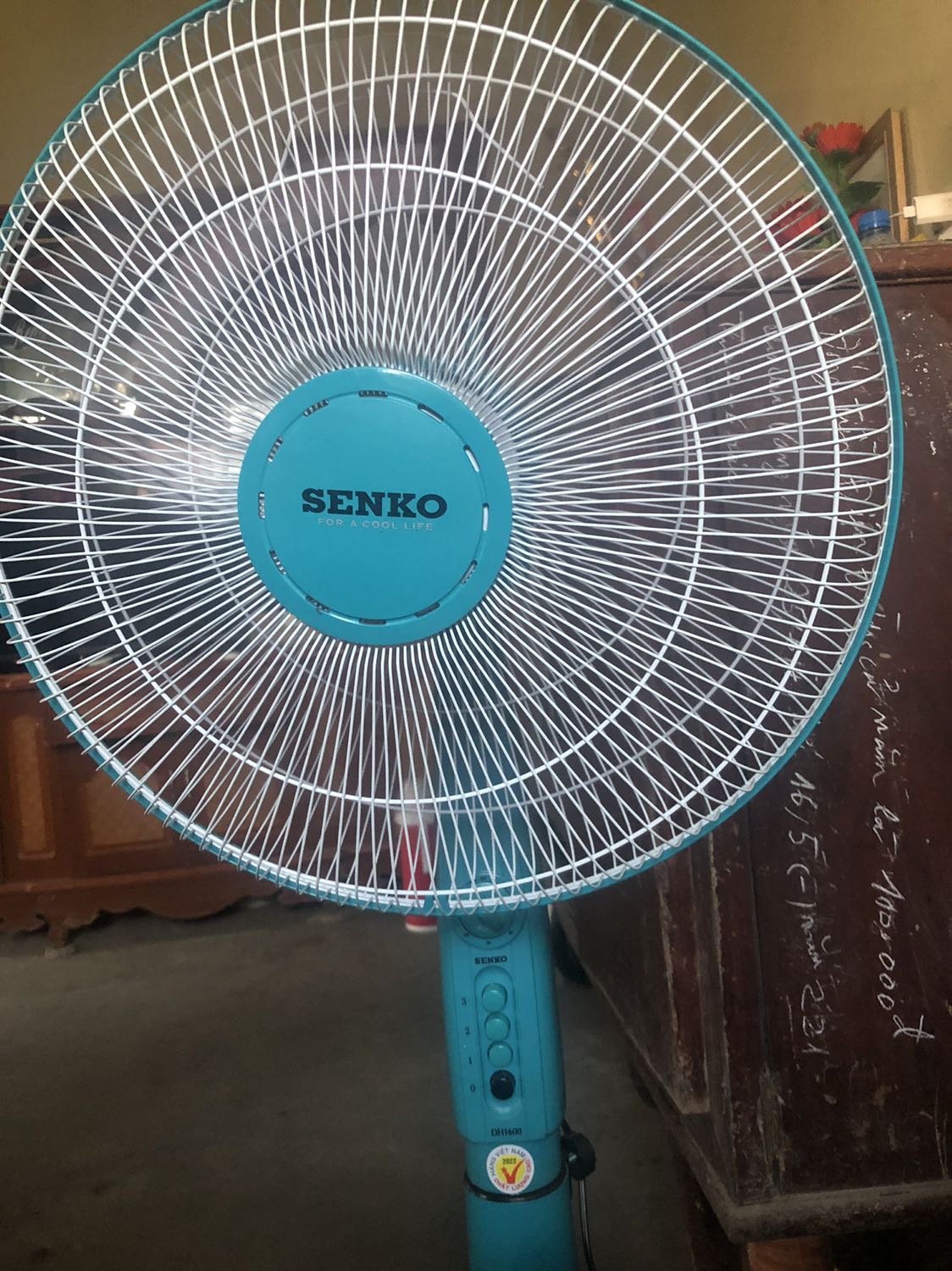 Tạm ổn, chạy k được êm mượt như cái quạt senko mình mua 5 năm trước.
Nút hẹn giờ gia công rất kém, xoay 1-2 lần là rớt chốt.