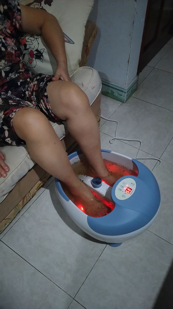 Tiki giao hàng nhanh, đóng gói cẩn thận, thấy bà con comment ok nên mua về cho ông bà cụ ngâm chân mỗi tối trước khi ngủ, mới dùng 2 ngày thấy cũng ổn, sử dụng đơn giản. nên dùng kèm muối ngâm chân thảo mộc. Hai cụ bảo ngâm chân trước khi ngủ thấy ok lắm, chân nhẹ nhàng, ngủ ngon. một điểm lưu ý nhỏ là máy rung có vẻ hơi yếu. nhìn chung là ok.