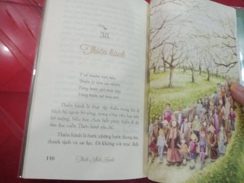 Sách Từng Bước Nở Hoa Sen của thiền sư Thích Nhất Hạnh nội dung rất hay như cách thiền sư truyền tải nội dung nuôi dưỡng tâm hồn. Sách được trình bày in màu toàn bộ nhìn rất là đẹp mê ly, mình rất là thích luôn ạ. 10 điểm cho một tác phẩm hay và in ấn đẹp mắt. Mua liền đi mọi người ơi! Tiki đóng gói sách cẩn thận, giao hàng nhanh chóng.  Cảm ơn Tiki nhiều ạ!