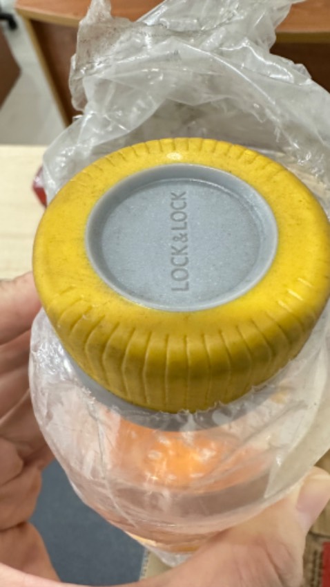 *** đảo. Hàng cũ. *** từ bao bì tới bình. Cũ nát, đen xì.
Cần trả hàng!