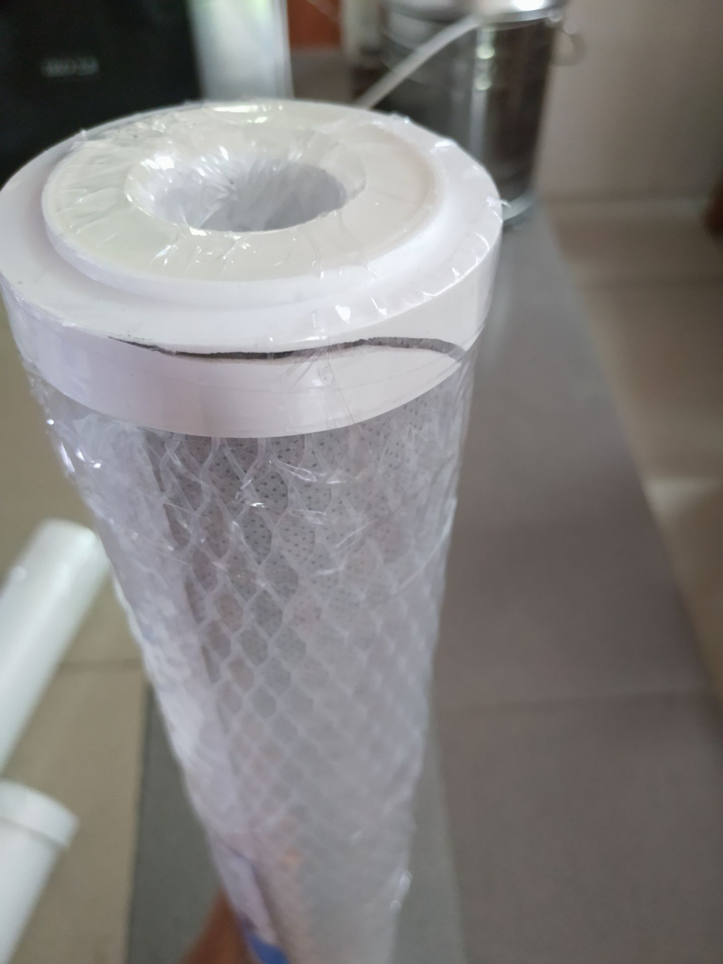 không có tem chống giả, đầu nhựa bịt 2 đầu bị nứt