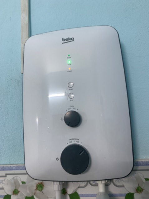 Hàng chính hãng, giao nhanh, chú giao hàng rất nhiệt tình. Máy chạy rất êm và siêu mạnh. Đáng mua
Mình đã mua 2 máy Beko loại không bơm trợ lực xài bên chung cư rất tốt nhưng đem gắn thử bên nhà mình thì nước rất yếu dù bồn nước nhà mình cao đến 4,5m. Tắm rất ức chế 
Từ khi gắn máy này có bơm trợ lực vào nước phun siêu mạnh luôn. Chỉ dám chỉnh bơm đến 1/3 vòng thôi các bé nhà mình đã bảo nước xịt đau quá! 
Dù máy có trang bị cầu dao chống giật nhưng mình cũng phải tiếp mát đóng cọc sâu xuống đất và bắt thêm 1 cầu dao panasonic chống giật ở đầu nguồn cho an toàn! 
Tóm lại máy rất ngon, mọi người nên mua xài nhé! Hiệu này bền lâm, 2 cái kia mình gắn ở chung cư cũng hơn 2 năm rồi chạy rất ngon chưa thấy lỗi gì