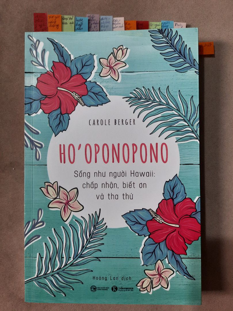 sách rất hay. 
- đảo ngược toàn bộ tư duy về cuộc sống, mk cảm thấy rũ bỏ đc hoàn toàn những tiêu cực, áp lực, lo âu, sợ hãi trong cuộc sống và nhìn thấy toàn là hạnh phúc niềm vui và phấn phởi. 
- mk cx tìm đc câu trả lời cho "trực giác, linh cảm, cảm hứng" từ đâu mà ra. 
- và mk cx học đc cách nhìn nhận xung quanh bằng tình yêu chứ k còn thấy những khuyết điểm khiến bản thân cảm thấy bức bối nữa. 
- mk học đc cách trở nên bình tĩnh, trầm ổn, tự tin hơn về bản thân. 
- mk có thể tách ra khỏi dòng chảy của cuộc sống, để k bị những tiêu cực lôi kéo khiến mk mệt mỏi nữa. 
10 điểm