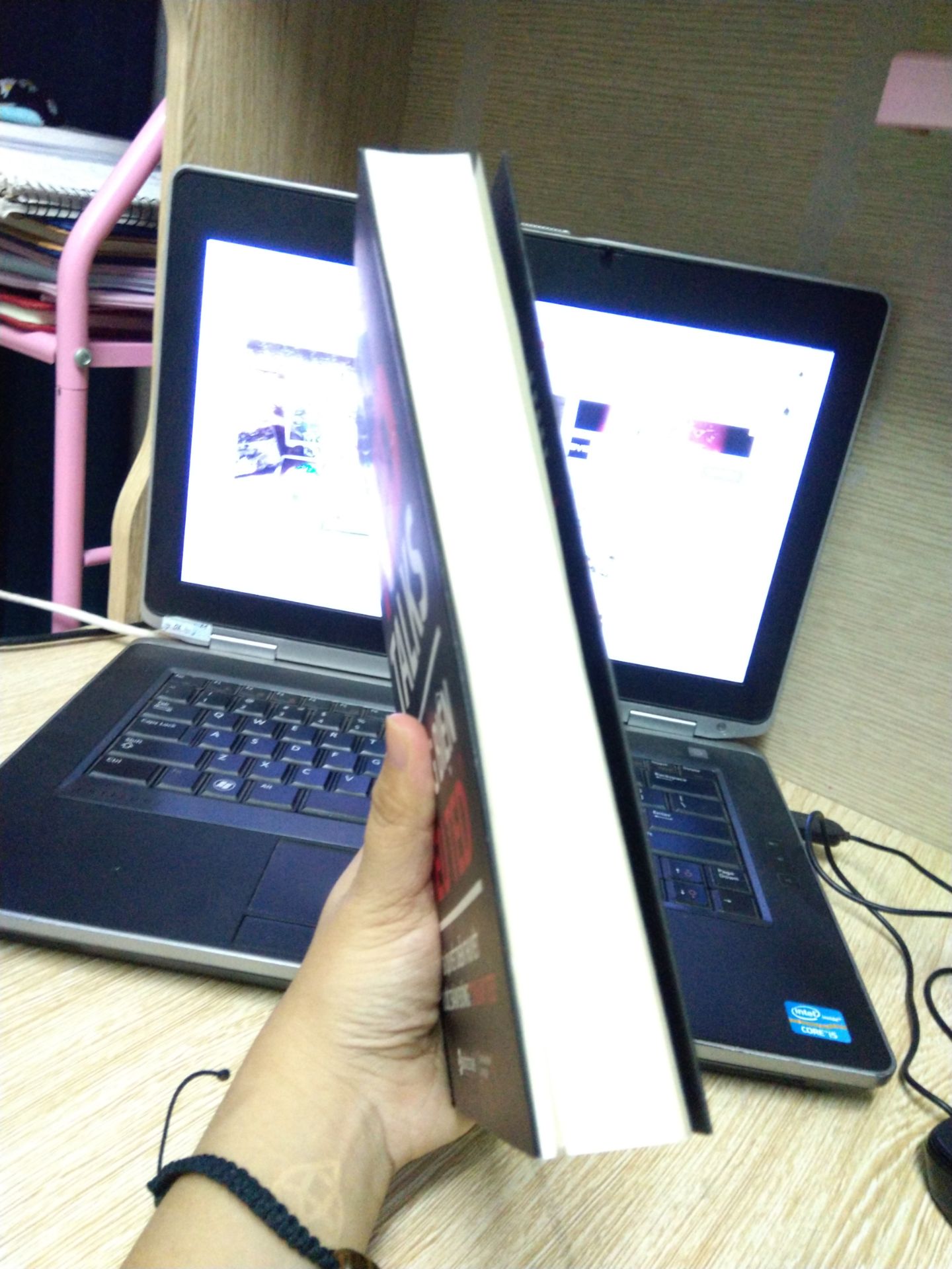 - Nghe nói quyển này bổ ích nên t quyết định mua. Đọc qua phần mục lục thấy khá hấp dẫn, logic ạ. Sách sạch sẽ, đẹp.
- Shipper hơi kỳ cục. Lúc gọi giao hàng t bảo đợi 5-10p thôi (đang wc). Đã nói tránh rồi mà cứ hỏi chị làm gì ạ x N lần :))))
- Mua sách của Tiki vì luôn tin tưởng là sách không bị fake ♥️