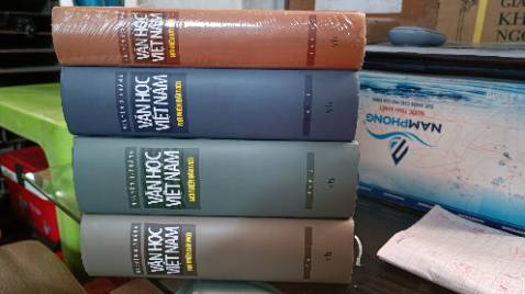 Bộ sách rất giá trị về mặt tư liệu nhân vật.