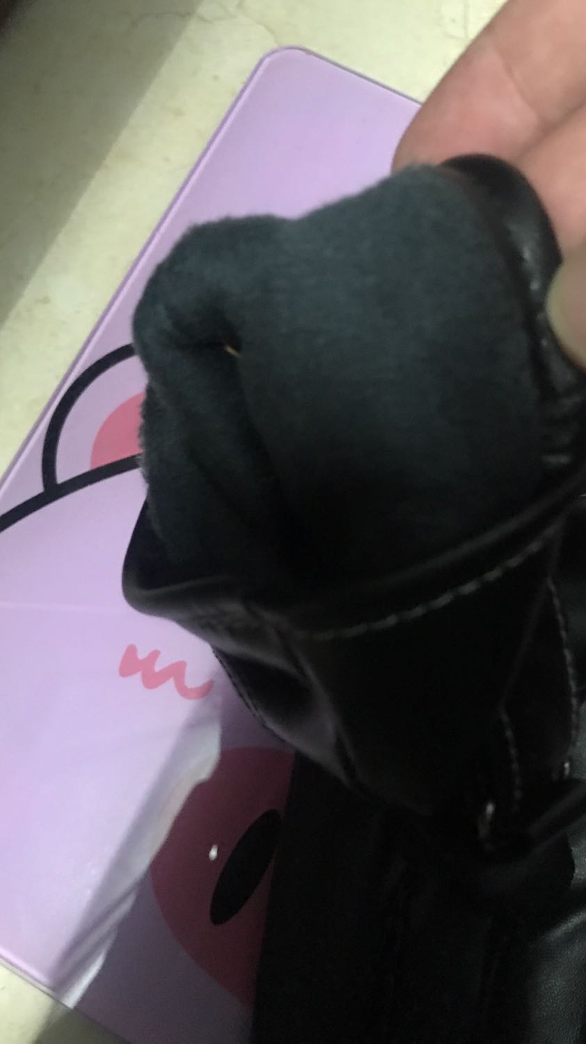 Găng tay quá chất quá đẹp luôn. Da rất mềm và co giãn rất tốt. Đeo ấm thôi rồi luôn. Lớp lông lót bên trong tạo cảm giác ấm mà rất dễ chịu. Cảm ứng điện thoại vuốt vèo vèo không phải nghĩ ngợi luôn. Hàng tốt giao nhanh đanhs giá 5 sao ủng hộ shop.