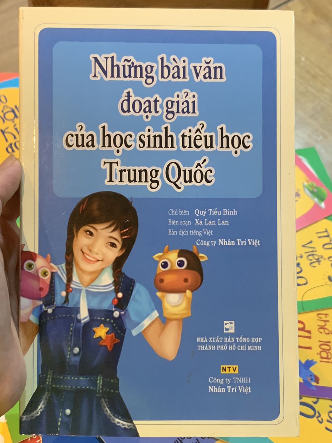 Sách rất hay! Gồm các bài viết về các chủ đề gần gũi, giàu từ ngữ phong phú, sinh động! Có chú thích phân tích tại bài luôn! Hay lắm! Giúp trẻ hiểu hơn về cách viết, thưởng thức bài viết chủ động hơn!