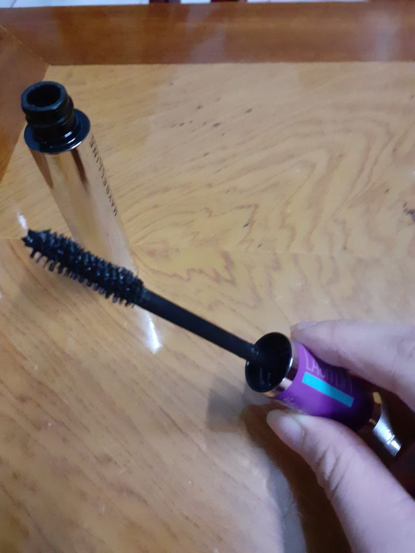 Tiki giao hàng nhanh , sản phẩm đúng như mô tả . Về chất lượng : sản phẩm chất lượng tốt, dễ chuốt mi giúp mi cong và dài nói chung là ưng lắm ạ ???