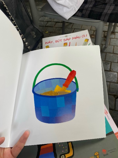 cuốn này giới thiệu cho con biết màu sắc và tên gọi của đồ vật rất dễ hiểu và xinh