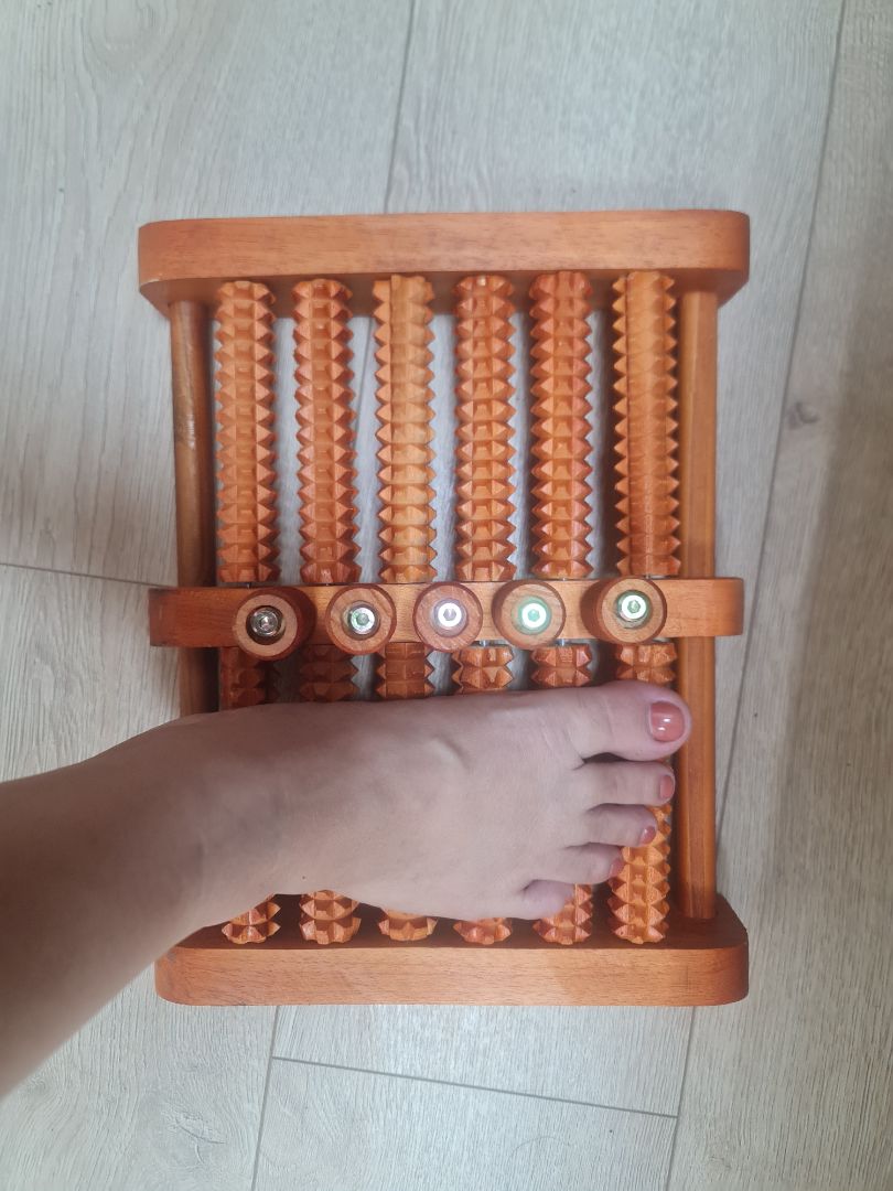 sp rất hữu ích, xoay mượt, các thanh ở giưuax chốt xoay là kim loại, mảnh nhưng chắc chắn. các cục tròn giữa bàn lúc đầu hơi khó vặn xíu như tay mình yếu mà còn văn đc thì chắc ai cũng vặn đc 😄
giá sp tốt