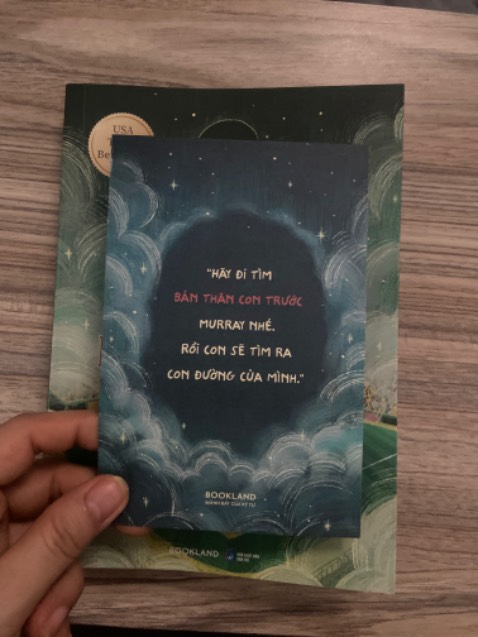 Sách không bọc seal, được tặng kèm giấy note kiêm bookmark. Sách dịch rất hay, không bị lỗi chính tả nào, không bị lem mực hay dính bẩn. Điểm này đối với mình là rất xuất sắc rồi nếu có 6 sao mình sẽ đánh giá 6 sao. 
   Nội dung kể về cụ ông Murray McBride 100 tuổi và cậu bé Jason Cashman 10 tuổi, hành trình từ người xa lạ đến thân thiết như “Anh bạn” già trong nhà. Chuyến phiêu lưu thực hiện 5 điều ước của cậu bé Jason mắc bệnh tim đã giúp ông Murray tìm lại mục đích sống sau cái chết của vợ ông - bà Jenny. Hành trình đã giúp ông Murray có thêm nhiều người thân hơn: Anna, S.B.K, Collins,… và làm lành với đứa cháu trai Chance - người thân duy nhất còn lại của ông. 
   Đối với mình đây là cuốn sách hay nhất sau cuốn Người đua diều, rất nhân văn và cảm động, cũng rất đời thường với những điểm nhấn hơi “thần thánh hoá” một tí. Văn phong dịch rất mượt mà, tự nhiên, nửa đầu sách đọc tiết tấu ngang thường chậm rãi, nửa sau sách đọc rất cuốn, tiết tấu lôi cuốn dồn dập, đọc một lèo đã hết. 
   Tụ chung, sách hay 100 điểm không có nhưng, rất đáng tiền, rất nên đọc, không hiểu sao tác phẩm hay như vậy lại không hot được nhỉ?!