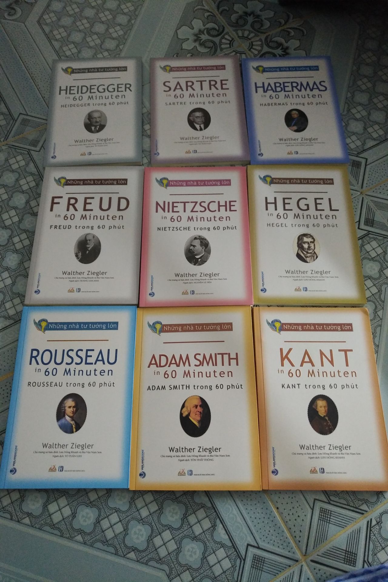 Cả bộ có bọc màng co, đóng gói cẩn thận. Tiêu đề sách được thúc nổi nhưng hơi lệch chữ. Nội dung chia làm hai phần chính là tóm tắt lý thuyết của mỗi triết gia và mức độ thực tiễn trong tư tưởng của họ ngày nay, nhưng nói chung người đọc cần chủ động nghiên cứu thêm. Mình thấy nhà sách có kế hoạch ra thêm 10 cuốn về 10 nhà tư tưởng khác, mong sẽ có combo của đợt mới này.