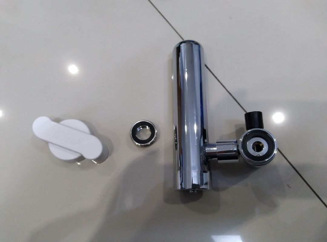 Nhìn bề ngoài thì chắc chắn, nhưng mà không biết làm sao lắp vào vòi nước. Nhờ shop hướng dẫn mình cách lắp nó với.