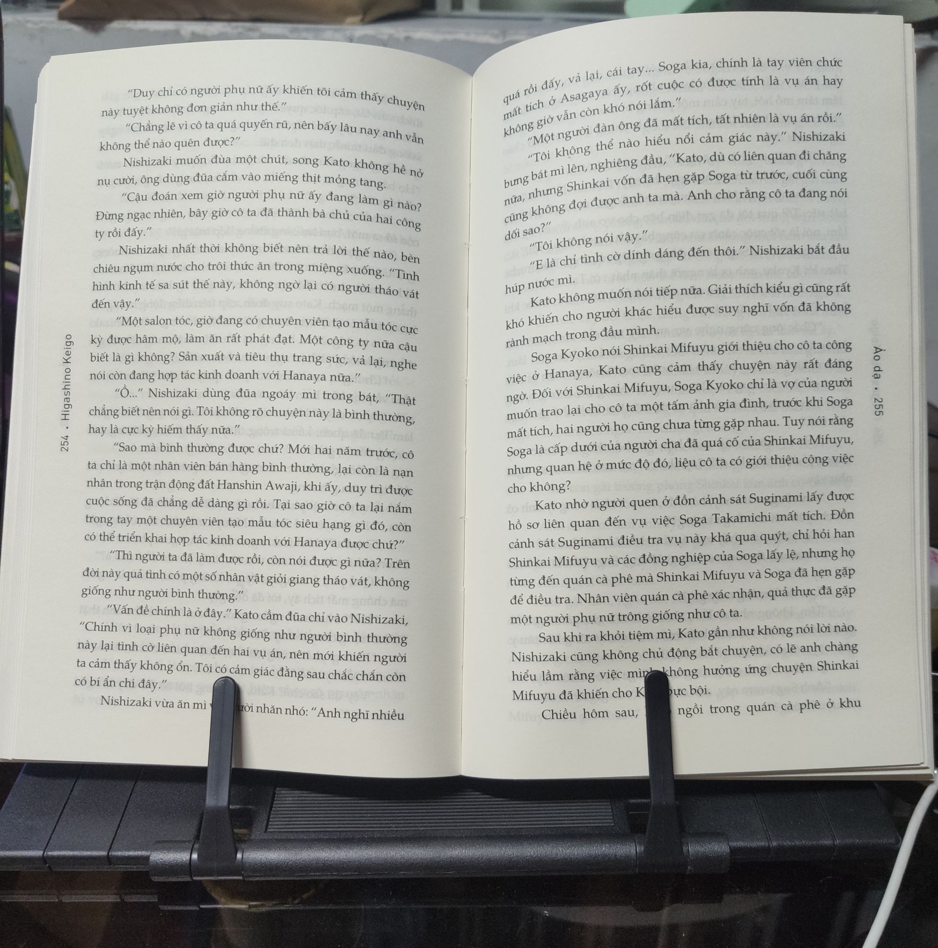 Ấn tượng với bìa sách với lại luôn yêu quý các tác phẩm của tác giả Higashino nên quyết định đặt mua. với lối dẫn dắt tài tình của tác giả, thật sự không uổng phí 2 ngày mình nghiền ngẫm tác phẩm này. đối với mình, có lẽ mình không thích cái kết của tác phẩm, nhưng mình thấy cái kết như thế mới thật sự đúng là cuộc sống, cuộc sống không có chỗ hoàn hảo. một tác phẩm rất hay mà mình rất thích sau Phía sau nghi can X. một điều đáng tiếc đó là truyện không có bookmark. 
về dịch vụ giao hàng không bàn cãi, giao hàng nhanh và thân thiện. luôn ủng hộ Tiki.