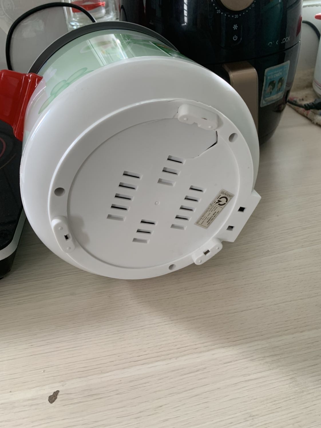 Hàng bị lỗi bể vậy vẫn giao cho khách  ,chưa sử dụng không biết nồi có nấu được không