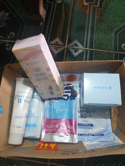 Thích nhỉ,mua có 2 sản phẩm là kem và kem chống nắng mà được quá trời quà tặng, đã vậy shipper giao hàng nhanh ghê. Cảm ơn tiki