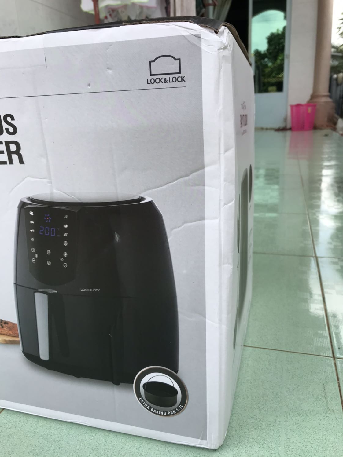 Tiki giao hàng chỉ bọc bằng lớp nilong bên ngoài , khi vận chuyển dẫn đến móp thùng ( không hài lòng về khâu đóng gói sản phẩm). Sản phẩm bị trầy nhiều chỗ. Có lẻ hàng sale giảm giá nên là hàng cũ kém chất lượng? Kém tin tế.

Sử dụng nồi chiên được 1 tuần, lồng nồi đóng vào không được khít. Đẩy lồng vào nồi chiên không được trơn tru. Tôi yêu cầu tiki có hướng giait quyết giúp tôi.