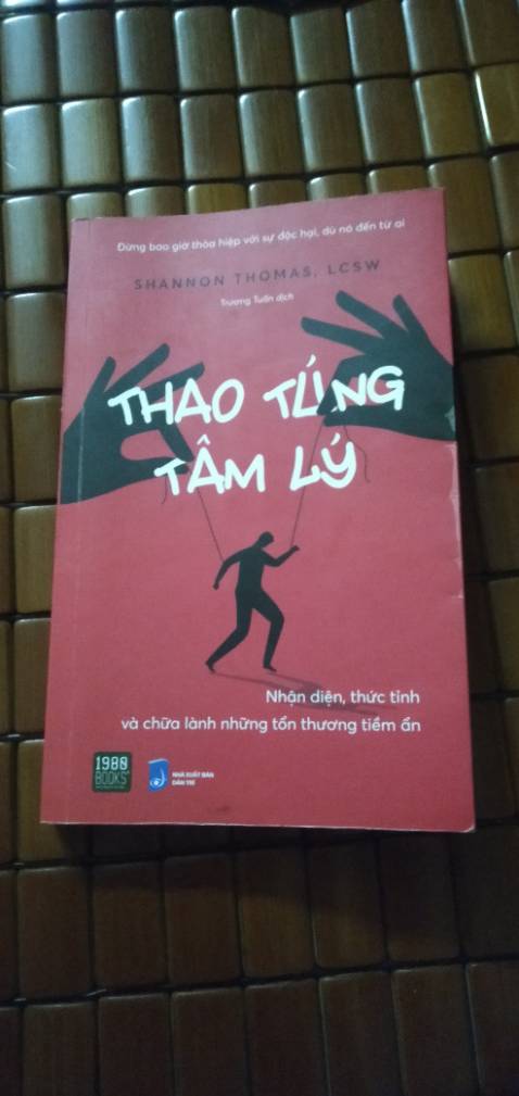 Mình sau khi đọc xong cuốn sách mới viết review, mới đầu bị thu hút bởi bìa sách thiết kế bắt mắt với màu đỏ chủ đạo nhưng sau khi đọc hết cả cuốn sách cảm giác như bị "treo đầu dê bán thịt ***" khi mình nghĩ rằng đây là một cuốn sách khai thác về tâm lý học, cuối cùng lại nhận được toàn là nhận định có phần chủ quan và mơ hồ chứ chẳng thấy tâm lý học đâu, mới đầu được thu hút khá bằng bìa sách màu đỏ bắt mắt. Mình cho rằng đây là một cuốn sách tâm lý học hành vi, nhưng khi đọc rồi cảm thấy nó giống như một blog dưới góc nhìn có phần chủ quan của tác giả hơn là một cuốn sách tâm lý học. Lời văn của tác giả Shannon ở những chương đầu cảm nhận rõ ràng cô cố gắng chỉ trích lên án những người ái kỷ, chống đối xã hội, thái nhân cách hơn là phân tích khách quan về nó, thậm chí cô còn viết có một đoạn đưa một đoạn lên án blogger khác vì có tư tưởng thông cảm với những người bị cho là "thái nhân cách, chống đối xã hội, ái kỷ" mà cô ghét, chính cô cũng khẳng định trong cuốn sách rằng những người "lạm dụng tâm lý" luôn là kẻ xấu, và chỉ chăm chăm nhìn vào một phía, nhưng rõ ràng, mọi thứ trên đời này đều mang yếu tố nhị nguyên, chẳng ai thuần ác cả. Mình khi đọc đến đoạn tác giả nói rằng đã từng trải qua bị lạm dụng tâm lý vì do cha của cô ấy bị sát hại trong một vụ đột nhập và phải sống với một người mẹ bị cho là "kẻ lạm dụng" cô ấy, dường như chính vì việc không thể tha thứ cho mẹ mình ngay cả khi bà đã chết và chứng kiến nhiều người khác giống cô khiến cho cô luôn có tâm lý nạn nhân thì phải? Nếu như những điều cô nói ở các chương trước thì rõ ràng cô không hề quan tâm đến cảm xúc của mẹ mình, và chỉ chăm chăm vào để "chữa lành" nỗi đau của mình, cũng như những người mà cô cho là "người sống sót" giống như cô. Không phải tôi lên án tác giả hay gì, đó là tư tưởng và trải nghiệm của cô, nhưng nếu như vậy, thực tế hầu như những bậc phụ huynh Châu Á đều là những kẻ lạm dụng tâm lý tàn ác đáng căm thù. Cái này cũng có thể đúng, có thể sai, tùy vào góc nhìn và tư tưởng của mỗi người! Nếu đây là một blog trên mạng internet thì tôi sẽ không có ý kiến gì, vì tôi tôn trọng những suy nghĩ của tác giả, nhưng với một cuốn sách phải mất tiền mua thì nó có phần không được tốt lắm, khi tác giả chỉ đơn giản nói về những cảm nhận đầy phiến diện của mình cùng những người trong cộng đồng. Tuy vậy, về những bước trong việc chữa lành sau lạm dụng tâm lý cũng không tệ, đưa ra 6 bước có thể tham khảo thêm. Dù