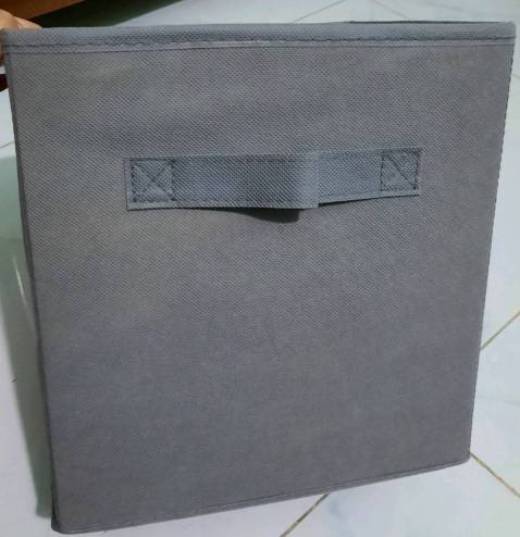 Hàng như mô tả nha mn. Thấy đáng tiền bỏ ra, hộp khá chắc và đẹp.
Hộp kích thước 28cm-30cm nên cũng vừa xinh - chứ không quá to lắm đâu . Để tất hoặc đồ lót hoặc áo mỏng cũng ok ạ! Màu xám và không có nắp. giá rẻ vậy cũng ok ạ. cả nhà nên mua nhé