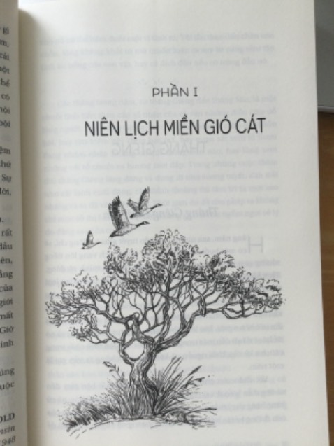 Với những ai yêu thích văn học, chắc chắn khi cầm cuốn sách này và đọc, sẽ phải thốt lên đầy kinh ngạc “trời ơi sao lại có những dòng văn đẹp đến mức này !!!”. Và với những ai yêu mến thiên nhiên hoang dã, chắc chắn sẽ còn ngạc nhiên hơn nữa với bút lực tả cảnh thực “trời ơi sao lại có người dùng văn còn hơn cả dùng tranh, và dùng bút thay cọ vẽ…”
    Đầy lãng mạn ! Cái lãng mạn của từng gốc cây, ngọn cỏ, của bông hoa dại, của những con chồn, bầy ngỗng… của cái thiên nhiên rất tự do.
    Lời văn của ông quá sức đẹp, đẹp quyến rũ, đẹp mê hoặc người đọc yêu văn chương tả thực. Ngay cả từng dòng, từng khổ, từng đoạn, từng chương, đều có nét logic riêng. Cứ như mang theo cả triết học cuộc sống vào.
   Bút lực và hiểu biết có hạn nên không biết làm sao để diễn tả hết cảm xúc và nhận xét của cá nhân trước tác phẩm này. Ai muốn trải nghiệp thì đọc thử một đoạn ngắn trong hình chụp (hoa cải báo xuân)
   Xứng đáng 10/10₫.